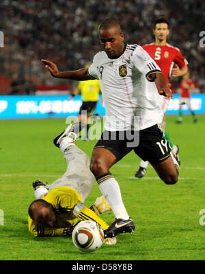 La Germania Cacau (R) punteggi 3-0 contro l'Ungheria il portiere Gabor KIRALY durante il soccer amichevole Ungheria vs Germania a Ferenc Puskas Stadium di Budapest, Germania, 29 maggio 2010. Foto: Andreas Gebert Foto Stock