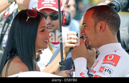 Il vincitore della gara, il britannico Lewis Hamilton (R) della McLaren Mercedes e la sua fidanzata Nicole Scherzinger, cantante della band statunitense Pussycat Dolls, celebrare dopo il Gran Premio di Formula Uno della Turchia a Istanbul, Turchia, 30 maggio 2010. Foto: JAN WOITAS Foto Stock