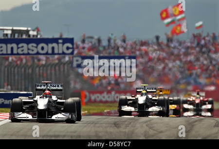 Il tedesco Michael Schumacher (L) della Mercedes GP e conduce il compagno di squadra Nico Rosberg durante il Gran Premio di Formula Uno della Turchia a Istanbul, Turchia, 30 maggio 2010. Britannico Lewis Hamilton della McLaren Mercedes ha vinto la gara. Foto: JAN WOITAS Foto Stock