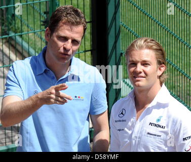 In Germania il team manager Oliver Bierhoff (L) colloqui con tedesche Mercedes driver di Formula Uno Nico Rosberg (R) durante una sessione di formazione presso il team di training camp in Appiano, Alto Adige, Italia, 01 giugno 2010. Germania nazionale della squadra di calcio si prepara per la prossima Coppa del Mondo FIFA 2010 in Sud Africa in un campo di addestramento fino al 02 giugno 2010. Foto: BERND WEISSBROD Foto Stock