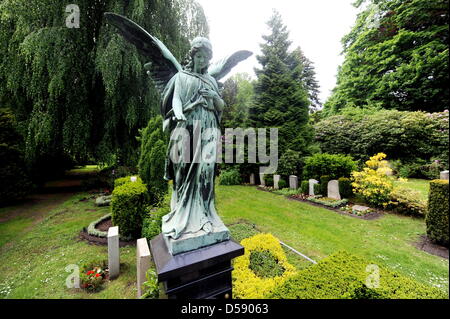 Una figura di angelo raffigurata sul cimitero Ohlsdorf di Amburgo, Germania, 01 giugno 2010. Il cimitero è stato progettato come un parco paesaggistico di Wilhelm Cordes nel 1877 su 400 ettari. Due linee di autobus operano su 17 chilometri sul cimitero che è la città più grande spazio verde. Finora ci sono stati alcuni 1.4 milioni di funerali. Foto: Maurizio Gambarini Foto Stock