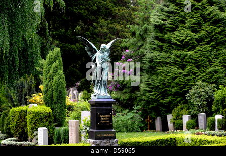 Una figura di angelo raffigurata sul cimitero Ohlsdorf di Amburgo, Germania, 01 giugno 2010. Il cimitero è stato progettato come un parco paesaggistico di Wilhelm Cordes nel 1877 su 400 ettari. Due linee di autobus operano su 17 chilometri sul cimitero che è la città più grande spazio verde. Finora ci sono stati alcuni 1.4 milioni di funerali. Foto: Maurizio Gambarini Foto Stock