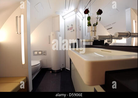 Consente di visualizzare in una sala di bagno di prima classe di un Airbus A380 del vettore tedesco Lufthansa a Monaco di Baviera, Germania, 02 giugno 2010. I piloti sono attualmente la formazione per conseguire una licenza per volare il mondo degli aeromobili commerciali. Foto: Tobias Hase Foto Stock