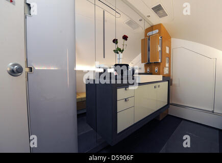 Consente di visualizzare in una sala di bagno di prima classe di un Airbus A380 del vettore tedesco Lufthansa a Monaco di Baviera, Germania, 02 giugno 2010. I piloti sono attualmente la formazione per conseguire una licenza per volare il mondo degli aeromobili commerciali. Foto: Tobias Hase Foto Stock