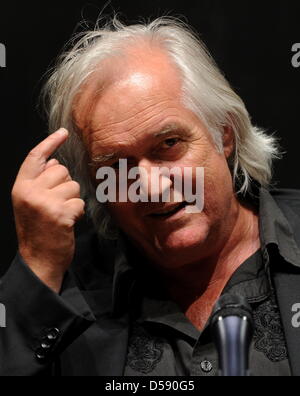 Autore Henning Mankell racconta la sua esperienza durante la nave convoglio di aiuti umanitari per la striscia lo sguardo nel corso di una conferenza stampa tenutasi a Berlino (Germania), 03 giugno 2010. Le navi del convoi erano stati attaccati da forze militari israeliane, nove persone sono state uccise durante l'attacco. Foto: TIM BRAKEMEIER Foto Stock