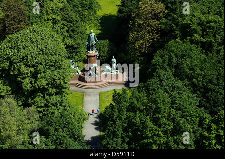 Il monumento di Otto von Bismarck, ex Cancelliere dell'impero tedesco (1815-1898), sorge tra alberi verdi a Berlino, Germania, il 3 giugno 2010. Foto: ARNO BURGI Foto Stock