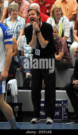 Amburgo è capo allenatore Martin Schwalb gesti durante la pallamano Bundesliga corrispondono HBW Balingen-Weilstetten vs HSV Amburgo in Balingen, Germania, 05 giugno 2010. Foto: Patrick Seeger Foto Stock