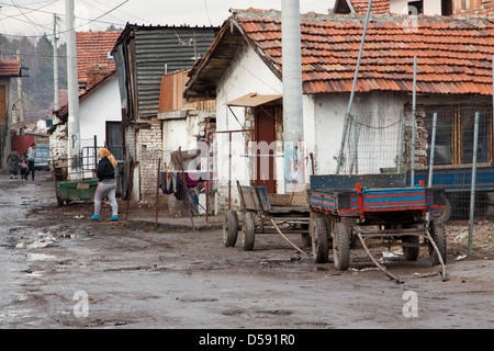 Ghetto di Roma 'Fakulteta' in Sofia: carretti a cavallo in una delle strade non asfaltate Foto Stock