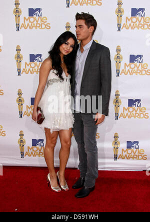 Noi attrice Vanessa Hudgens (L) e il suo fidanzato, noi attore Zac Efron (R) arrivano per il 2010 MTV Movie Awards al Gibson anfiteatro presso gli studi universali in città universale, California, Stati Uniti d'America, 06 giugno 2010. I film vengono nominati dai produttori e dai dirigenti di MTV e i vincitori sono stati scelti on-line da parte del pubblico in generale. Foto: Hubert Boesl Foto Stock