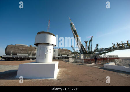 L'Agenzia spaziale russa Soyuz TMA-08M veicolo spaziale è mosso in posizione sulla rampa di lancio presso il cosmodromo di Baikonur Marzo 26, 2013 in Kazakistan. Lancio del razzo Soyuz è prevista per il mese di marzo 29 e invierà Expedition 35 equipaggio su un cinque e mezzo mesi di missione a bordo della Stazione Spaziale Internazionale. Foto Stock