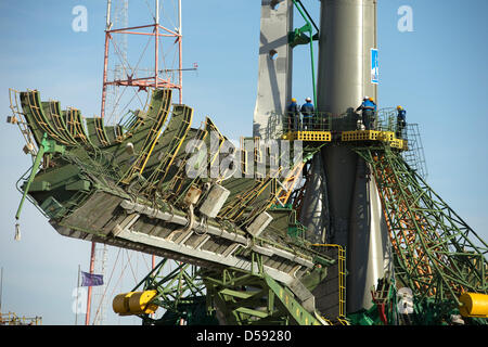 L'Agenzia spaziale russa Soyuz TMA-08M veicolo spaziale è mosso in posizione sulla rampa di lancio presso il cosmodromo di Baikonur Marzo 26, 2013 in Kazakistan. Lancio del razzo Soyuz è prevista per il mese di marzo 29 e invierà Expedition 35 equipaggio su un cinque e mezzo mesi di missione a bordo della Stazione Spaziale Internazionale. Foto Stock