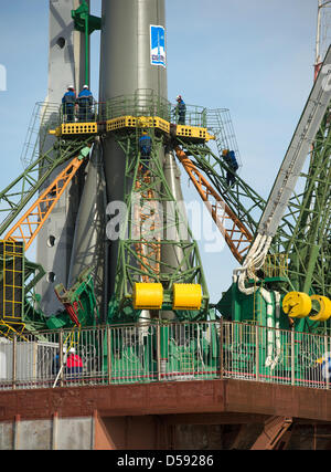 L'Agenzia spaziale russa Soyuz TMA-08M veicolo spaziale è mosso in posizione sulla rampa di lancio presso il cosmodromo di Baikonur Marzo 26, 2013 in Kazakistan. Lancio del razzo Soyuz è prevista per il mese di marzo 29 e invierà Expedition 35 equipaggio su un cinque e mezzo mesi di missione a bordo della Stazione Spaziale Internazionale. Foto Stock