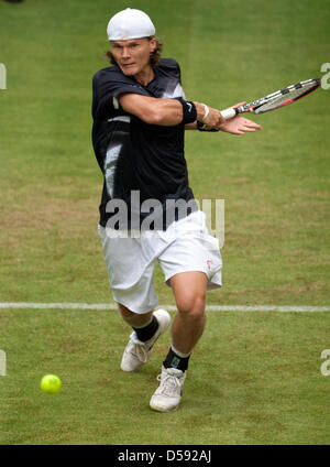 Australiano Peter LUCZAK in azione durante la sua prima partita contro il connazionale Lleyton Hewitt al Gerry Weber Open di Halle, Germania, 07 giugno 2010. Hewitt ha vinto 6-2, 6-2. Foto: BERND THISSEN Foto Stock