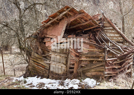 Villaggi Fantasma: crollato edificio di legno in Lomnitsa, Western Bulgaria Foto Stock