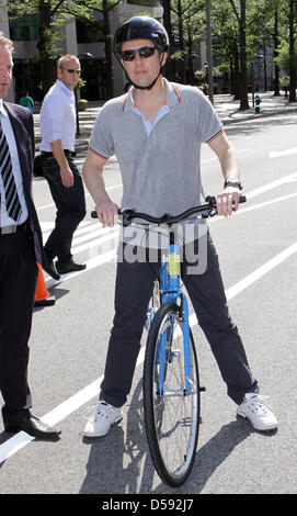 Il principe ereditario Frederik di Danimarca durante una corsa in bicicletta attraverso Washington, Stati Uniti d'America, 07 giugno 2010. Mentre la moglie ha partecipato alla conferenza Donne offrono - Investire nelle donne ha preso parte in un Royal D.C. Giro con il Campionato Americano di ciclisti. Foto: Albert Nieboer (PAESI BASSI) Foto Stock