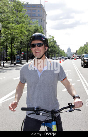 Il principe ereditario Frederik di Danimarca durante una corsa in bicicletta attraverso Washington, Stati Uniti d'America, 07 giugno 2010. Mentre la moglie ha partecipato alla conferenza Donne offrono - Investire nelle donne ha preso parte in un Royal D.C. Giro con il Campionato Americano di ciclisti. Foto: Albert Nieboer (PAESI BASSI) Foto Stock