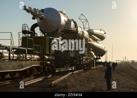 L'Agenzia spaziale russa Soyuz TMA-08M veicolo spaziale è mosso in posizione sulla rampa di lancio presso il cosmodromo di Baikonur Marzo 26, 2013 in Kazakistan. Lancio del razzo Soyuz è prevista per il mese di marzo 29 e invierà Expedition 35 equipaggio su un cinque e mezzo mesi di missione a bordo della Stazione Spaziale Internazionale. Foto Stock