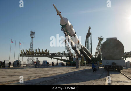 L'Agenzia spaziale russa Soyuz TMA-08M veicolo spaziale è mosso in posizione sulla rampa di lancio presso il cosmodromo di Baikonur Marzo 26, 2013 in Kazakistan. Lancio del razzo Soyuz è prevista per il mese di marzo 29 e invierà Expedition 35 equipaggio su un cinque e mezzo mesi di missione a bordo della Stazione Spaziale Internazionale. Foto Stock