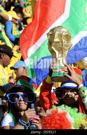 I sostenitori del Sud Africa mostra una replica della Coppa del mondo prima della Coppa del Mondo FIFA 2010 partita di apertura tra il Sud Africa e Messico al Soccer City Stadium di Johannesburg, Sud Africa 11 Giugno 2010. Foto: Achim Scheidemann dpa si prega di fare riferimento a http://dpaq.de/FIFA-WM2010-TC Foto Stock