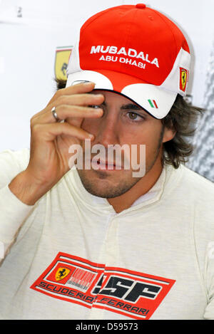 Della Spagna per il pilota di Formula Uno Fernando Alonso della Ferrari si siede nel suo garage prima della seconda formazione sulla pista ''Gille Villeneuve'' a Montreal, Canada, 11 giugno 2010. Il Gran Premio di Formula Uno del Canada si terrà a Montreal il 13 giugno 2010. Foto: Jens Buettner Foto Stock