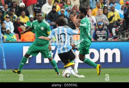 Argentina Lionel Messi (C) il sistema VIES per la palla con la Nigeria Joseph Yobo (L) e Lukman Haruna durante la Coppa del Mondo FIFA 2010 GRUPPO B match tra Argentina e Nigeria a Ellis Park Stadium di Johannesburg, Sud Africa 12 Giugno 2010. Foto: Achim Scheidemann - Si prega di fare riferimento a http://dpaq.de/FIFA-WM2010-TC +++(c) dpa - Bildfunk+++ Foto Stock