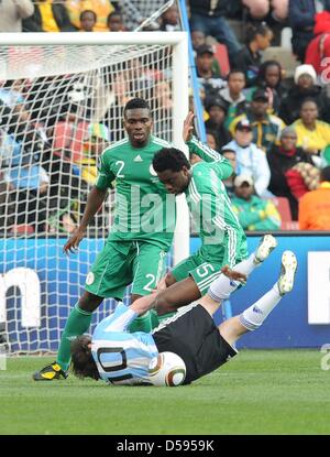 Argentina Lionel Messi (C) il sistema VIES per la palla con la Nigeria Joseph Yobo (L) e Lukman Haruna durante la Coppa del Mondo FIFA 2010 GRUPPO B match tra Argentina e Nigeria a Ellis Park Stadium di Johannesburg, Sud Africa 12 Giugno 2010. Foto: Achim Scheidemann - Si prega di fare riferimento a http://dpaq.de/FIFA-WM2010-TC +++(c) dpa - Bildfunk+++ Foto Stock