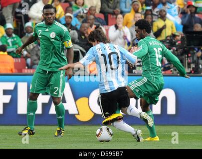 Argentina Lionel Messi (C) il sistema VIES per la palla con la Nigeria Joseph Yobo (L) e Lukman Haruna durante la Coppa del Mondo FIFA 2010 GRUPPO B match tra Argentina e Nigeria a Ellis Park Stadium di Johannesburg, Sud Africa 12 Giugno 2010. Foto: Achim Scheidemann - Si prega di fare riferimento a http://dpaq.de/FIFA-WM2010-TC +++(c) dpa - Bildfunk+++ Foto Stock