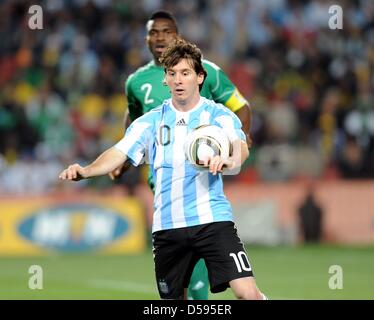 Argentina Lionel Messi (R) in azione contro la Nigeria Joseph Yobo durante la Coppa del Mondo FIFA 2010 GRUPPO B match tra Argentina e Nigeria a Ellis Park Stadium di Johannesburg, Sud Africa 12 Giugno 2010. L'Argentina ha vinto 1-0. Foto: Achim Scheidemann - Si prega di fare riferimento a http://dpaq.de/FIFA-WM2010-TC +++(c) dpa - Bildfunk+++ Foto Stock