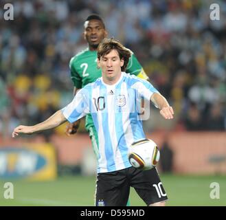 Argentina Lionel Messi (anteriore) il sistema VIES per la palla con la Nigeria Joseph Yobo durante la Coppa del Mondo FIFA 2010 GRUPPO B match tra Argentina e Nigeria a Ellis Park Stadium di Johannesburg, Sud Africa 12 Giugno 2010. L'Argentina ha vinto 1-0. Foto: Achim Scheidemann - Si prega di fare riferimento a http://dpaq.de/FIFA-WM2010-TC Foto Stock