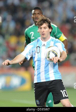 La Nigiera Joseph Yobo vies per la sfera con l'Argentina Lionel Messi (anteriore) durante la Coppa del Mondo FIFA 2010 GRUPPO B match tra Argentina e Nigeria a Ellis Park Stadium di Johannesburg, Sud Africa 12 Giugno 2010. L'Argentina ha vinto 1-0. Foto: Achim Scheidemann - Si prega di fare riferimento a http://dpaq.de/FIFA-WM2010-TC Foto Stock