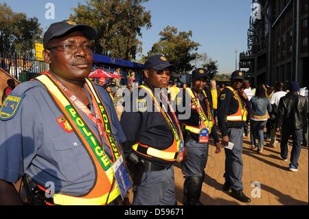 Poliziotti di guardia di fronte allo stadio prima della Coppa del Mondo FIFA 2010 GRUPPO D match tra Serbia e Ghana a Loftus Versfeld Stadium di Pretoria, Sud Africa, 13 giugno 2010. Foto: Achim Scheidemann - Si prega di fare riferimento a http://dpaq.de/FIFA-WM2010-TC +++(c) dpa - Bildfunk+++ Foto Stock