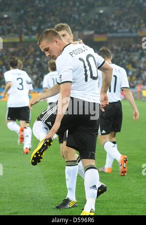 La Germania Lukas Podolski celebra con il compagno di squadra Thomas Müller dopo il punteggio 1-0 durante la Coppa del Mondo FIFA 2010 GRUPPO D match tra Germania e Australia a Durban Stadium di Durban, Sud Africa 13 Giugno 2010. Foto: Marcus Brandt dpa - Si prega di fare riferimento a http://dpaq.de/FIFA-WM2010-TC +++(c) dpa - Bildfunk+++ Foto Stock