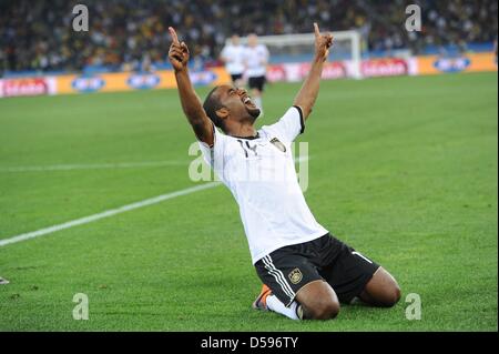 Cacau di Germania celebra dopo rigature durante la Coppa del Mondo FIFA 2010 GRUPPO D match tra Germania e Australia a Mosè Mabhida Stadium di Durban, Sud Africa, 13 giugno 2010. Foto: Bernd Weißbrod dpa si prega di fare riferimento a http://dpaq.de/FIFA-WM2010-TC +++(c) dpa - Bildfunk+++ Foto Stock