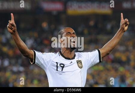 Cacau di Germania celebra dopo rigature durante la Coppa del Mondo FIFA 2010 GRUPPO D match tra Germania e Australia a Mosè Mabhida Stadium di Durban, Sud Africa, 13 giugno 2010. Foto: Bernd Weißbrod dpa si prega di fare riferimento a http://dpaq.de/FIFA-WM2010-TC +++(c) dpa - Bildfunk+++ Foto Stock