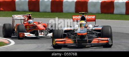 Driver britannico Lewis Hamilton della McLaren Mercedes (R) e spagnolo Fernando Alonso della Scuderia Ferrari (L) lotta per la posizione durante il Grand Prix di Formula 1 del Canada a Gille Villeneuve circuito di Montreal, Canada, 13 giugno 2010. Foto: Jens Buettner Foto Stock