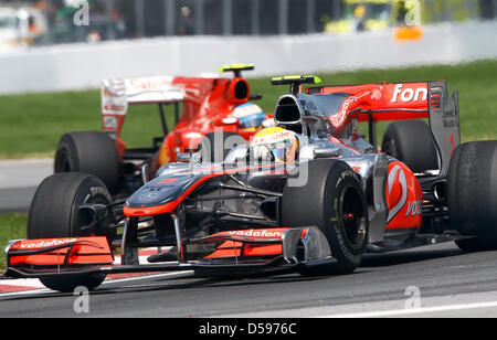 Driver britannico Lewis Hamilton della McLaren Mercedes (R) e spagnolo Fernando Alonso della Scuderia Ferrari (L) lotta per la posizione durante il Grand Prix di Formula 1 del Canada a Gille Villeneuve circuito di Montreal, Canada, 13 giugno 2010. Foto: Jens Buettner Foto Stock