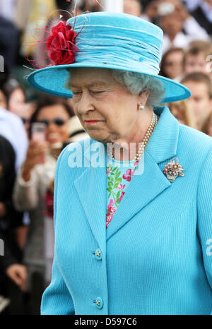 Queen Elizabeth II assiste l'Harcourt sviluppi Queen's Cup presso le guardie Polo Club in Windsor Great Park, Regno Unito, 13 giugno 2010. Il club è stato fondato il 25 gennaio 1955 dal Duca di Edimburgo. Foto: Albert Nieboer (PAESI BASSI) Foto Stock