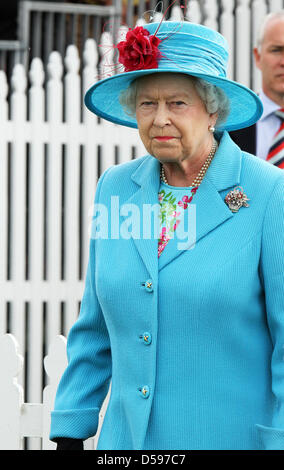 Queen Elizabeth II assiste l'Harcourt sviluppi Queen's Cup presso le guardie Polo Club in Windsor Great Park, Regno Unito, 13 giugno 2010. Il club è stato fondato il 25 gennaio 1955 dal Duca di Edimburgo. Foto: Albert Nieboer (PAESI BASSI) Foto Stock