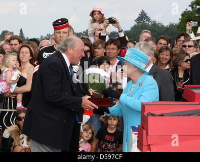 Queen Elizabeth II assiste l'Harcourt sviluppi Queen's Cup al Guards Polo Club in Windsor Great Park, Regno Unito, 13 giugno 2010. Il club è stato fondato il 25 gennaio 1955 dal Duca di Edimburgo. Foto: Albert Nieboer (PAESI BASSI) Foto Stock