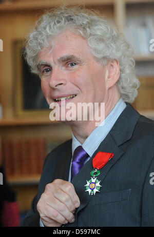 Sir Simon Rattle, direttore principale della Filarmonica di Berlino, sorride dopo essere stato insignito cavaliere il francese della Legione d Onore presso la sede dell' ambasciata di Francia per la Germania a Berlino, Germania, 14 giugno 2010. Sir Simon Rattle è stata decorata con l'Ordine Nazionale della Legione d Onore per i suoi meriti nella distribuzione di musica francese e la sua trailblazing impulsi alla musica contemporanea. Foto: Foto Stock