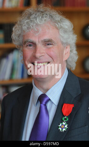 Sir Simon Rattle, direttore principale della Filarmonica di Berlino, sorride dopo essere stato insignito cavaliere il francese della Legione d Onore presso la sede dell' ambasciata di Francia per la Germania a Berlino, Germania, 14 giugno 2010. Sir Simon Rattle è stata decorata con l'Ordine Nazionale della Legione d Onore per i suoi meriti nella distribuzione di musica francese e la sua trailblazing impulsi alla musica contemporanea. Foto: Foto Stock