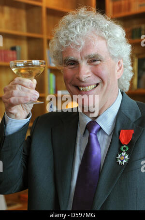 Sir Simon Rattle, direttore principale della Filarmonica di Berlino, cheers dopo essere stato insignito cavaliere il francese della Legione d Onore presso la sede dell' ambasciata di Francia per la Germania a Berlino, Germania, 14 giugno 2010. Sir Simon Rattle è stata decorata con l'Ordine Nazionale della Legione d Onore per i suoi meriti nella distribuzione di musica francese e la sua trailblazing impulsi alla musica contemporanea. Foto: Foto Stock