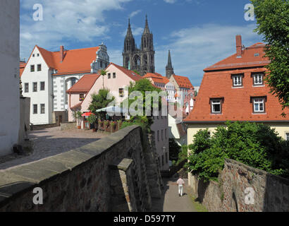 Un uomo cammina attraverso un vicolo oltre la cattedrale (C) a Meissen, Germania, 11 giugno 2010. La città i due più importanti siti del patrimonio, il castello di Albrechtsburg e la manifattura di porcellane 'Manufaktur Meissen" hanno convenuto su un marketing turistico la cooperazione intitolato "Fuer Meissen" (Per Meissen). Johann Friedrich Boettger fondò la Manifattura di porcellana a 'Albrechtsburg' castello Foto Stock