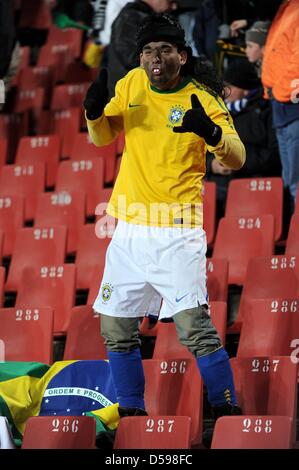 Una ventola brasiliano sul piedistallo mocks calciatore brasiliano Ronaldinho prima della Coppa del Mondo FIFA 2010 Gruppo G match tra Brasile e Corea del Nord a Ellis Park Stadium di Johannesburg, Sud Africa 15 Giugno 2010. Foto: Achim Scheidemann - Si prega di fare riferimento a http://dpaq.de/FIFA-WM2010-TC +++(c) dpa - Bildfunk+++ Foto Stock