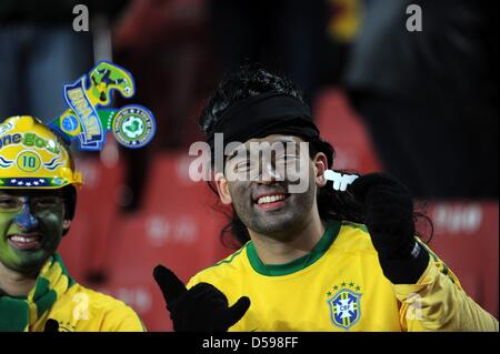 Una ventola brasiliano sul piedistallo mocks calciatore brasiliano Ronaldinho prima della Coppa del Mondo FIFA 2010 Gruppo G match tra Brasile e Corea del Nord a Ellis Park Stadium di Johannesburg, Sud Africa 15 Giugno 2010. Foto: Achim Scheidemann - Si prega di fare riferimento a http://dpaq.de/FIFA-WM2010-TC +++(c) dpa - Bildfunk+++ Foto Stock