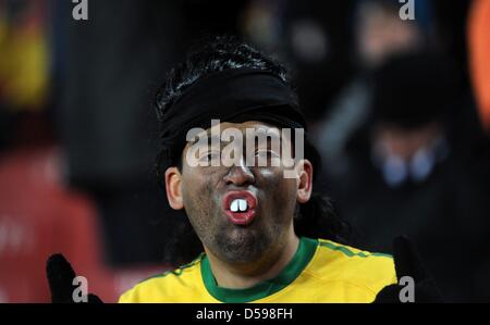 Una ventola brasiliano sul piedistallo mocks calciatore brasiliano Ronaldinho prima della Coppa del Mondo FIFA 2010 Gruppo G match tra Brasile e Corea del Nord a Ellis Park Stadium di Johannesburg, Sud Africa 15 Giugno 2010. Foto: Achim Scheidemann - Si prega di fare riferimento a http://dpaq.de/FIFA-WM2010-TC +++(c) dpa - Bildfunk+++ Foto Stock