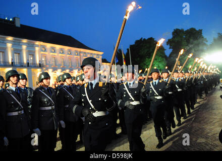 Soldati della Bundeswehr battaglione di guardia frequentare il grande tattoo per i messaggi in uscita il Presidente tedesco Koehler presso la sua residenza il palazzo Bellevue a Berlino, Germania, 15 giugno 2010. La Koehler sorprendentemente rassegnato le dimissioni dal suo ufficio con effetto immediato a fine maggio. Foto: Wolfgang Kumm Foto Stock