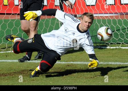 Portiere tedesco Manueal Neuer durante una sessione di allenamento della nazionale tedesca di calcio in Super Stadium di Atteridgeville vicino a Pretoria, 16 giugno 2010. Foto: Bernd Weißbrod dpa +++(c) dpa - Bildfunk+++ Foto Stock