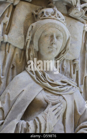 Una figura della regina Editha raffigurato presso la sua tomba a 'Saint Catherine e San Maurizio " Cattedrale di Magdeburgo, Germania, 16 giugno 2010. L'Ufficio statale per l'Archeologia della Sassonia-Anhalt ha presentato i risultati degli esami del sarcofago di piombo della regina Editha (910-946) durante il quale le ossa e denti, i tessuti e altri materiali organici sono stati anche esaminati. Il sarcofago è stato dis Foto Stock