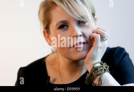 Cantante Irish-American Maite Kelly pone per la telecamera durante un'intervista a Berlino, Germania, 27 marzo 2013. Foto: Kay Nietfeld Foto Stock
